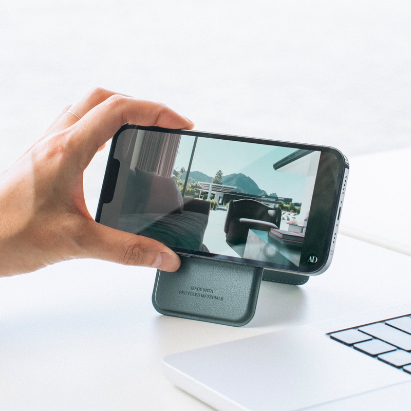 Active Wallet Stand