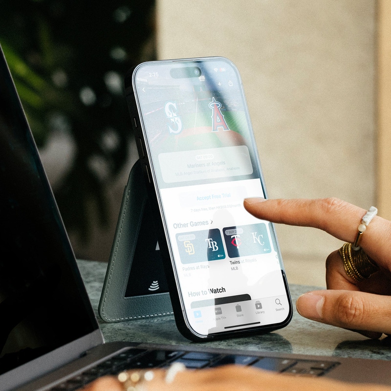 Active Wallet Stand