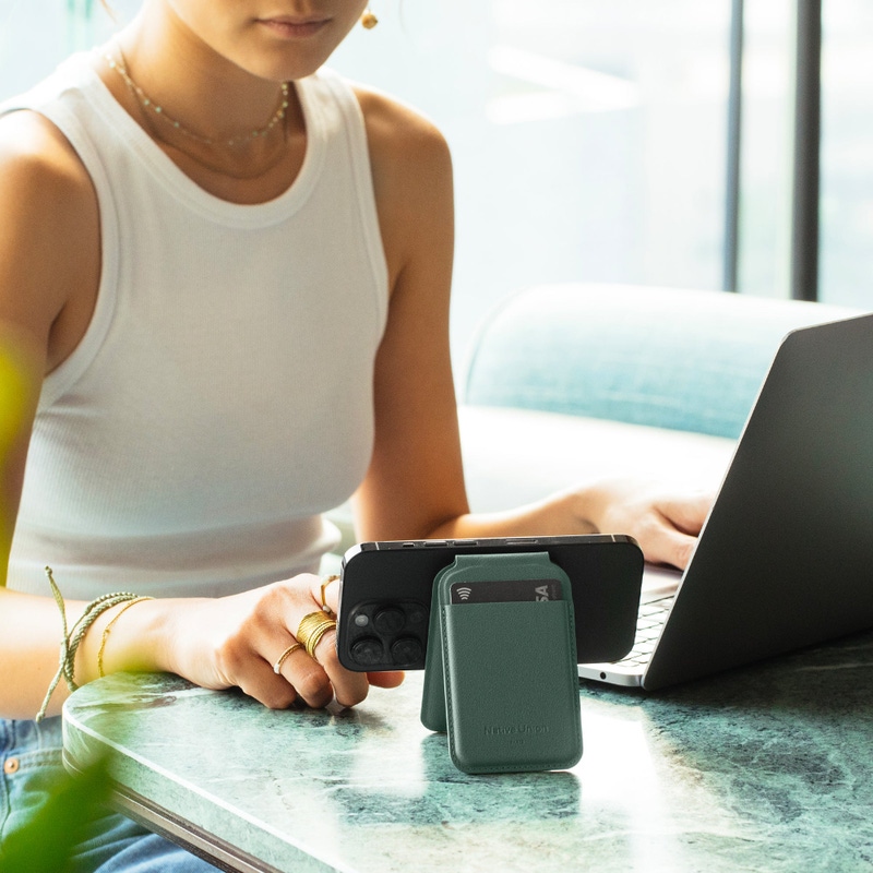 Active Wallet Stand