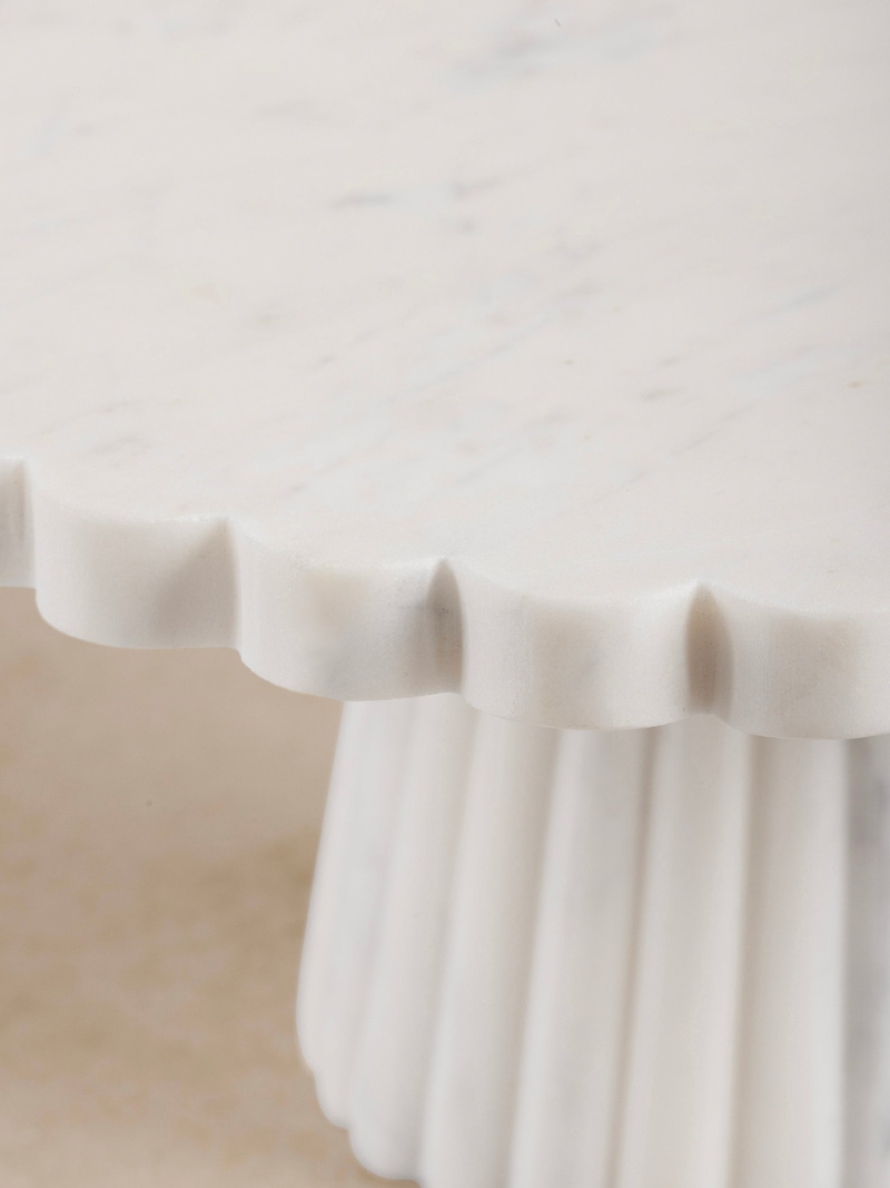 Bobby Scalloped Marble Cake Stand