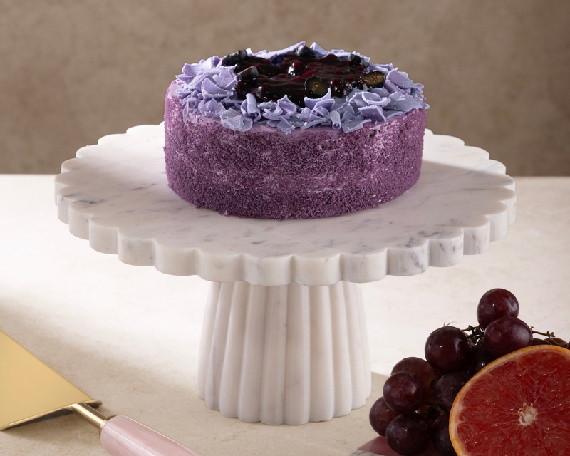 Bobby Scalloped Marble Cake Stand