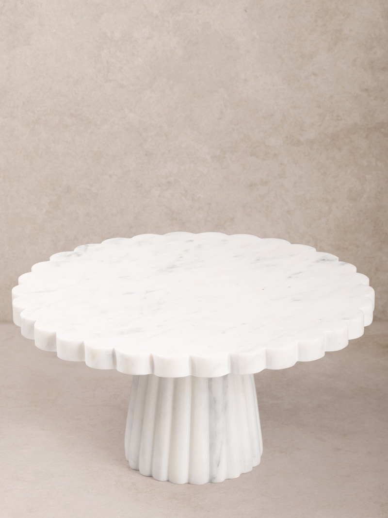 Bobby Scalloped Marble Cake Stand