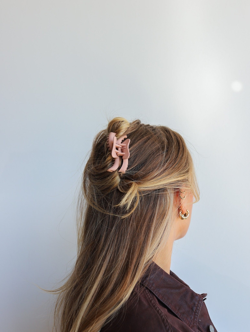 Wavy Mini Hold Everything Claw Clip